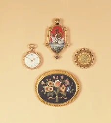 Montre à gousset en perles fendues (recto et verso); broche micro-mosaïque victorienne; broche pietra-dura victorienne